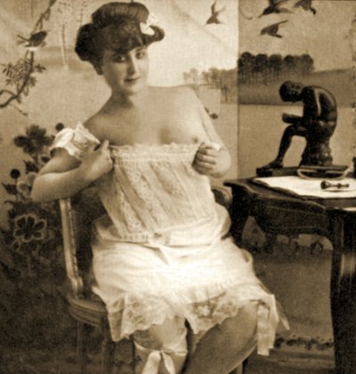Ung kvinna som visar en spetsad chemise, c.1900 av Unknown