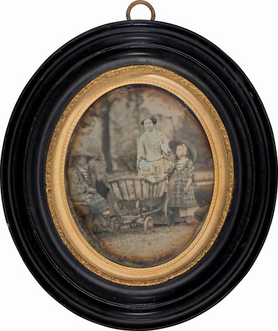 Två kvinnor och tre barn i trädgården av Unknown 19th Century