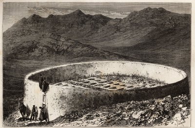 En guebra (eller zoroastrisk) kyrkogård nära Teheran (Iran), i form av ett stort torn med en omkrets av 60 meter och en höjd av 5 meter; interiören är arrangerad i makonnerade lådor, var och en fungerar som en ingång till valven eller ben som deponeras av Unknown artist