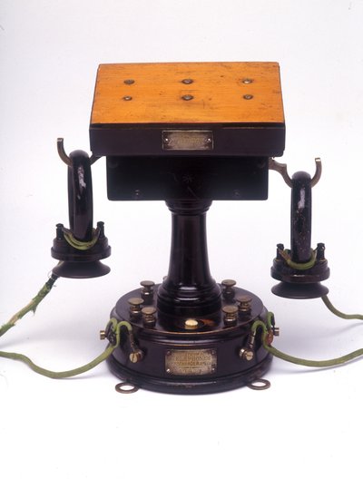 Aders telefon (eller Ader-Gower-elektrofon): 1878 Collection France Telecom av Unknown artist