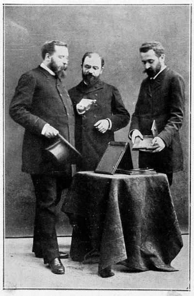 Alphonse Bertillon visar antropometriska klichéer till två av de polisprefekter som han placerades under, 1888-03-25 av Unknown artist
