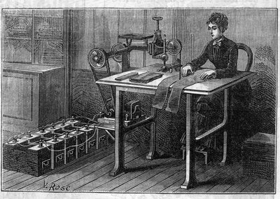 Användning av Faure-batterier: skärmaskin för tyg som drivs av ackumulatorn. Gravyr i "" Le Monde Illustré"" av Unknown artist