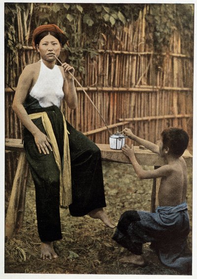 Asiatisk kvinna som röker opium, cirka 1898 av Unknown artist
