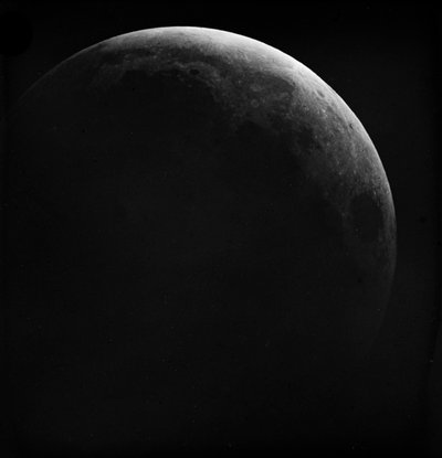 Astronomisk glasplåtsbild av månförmörkelsen på månen (1910) av Unknown Artist