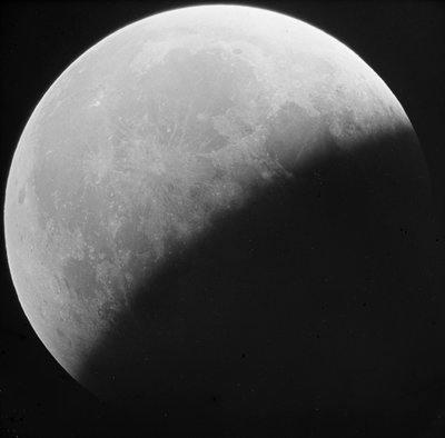 Astronomisk glasplåtsbild av månförmörkelsen på månen (1910) av Unknown Artist