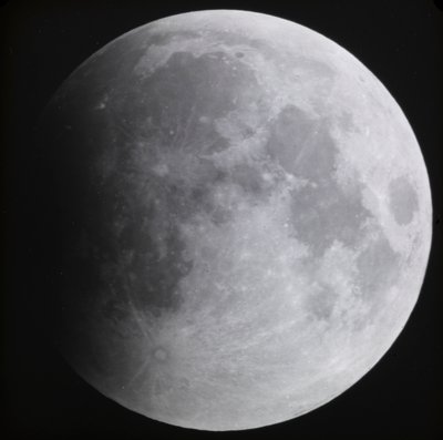 Astronomisk glasplåtsbild av månförmörkelsen på månen (1910) av Unknown Artist