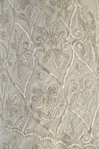 Bertha Palmers kappa, ca 1870 (detaljvy av tyg), ribbad sidenmoiré, fransar och kristallpärlor av Unknown artist
