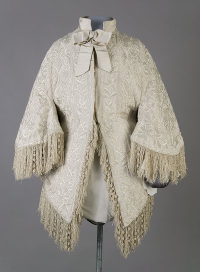 Bertha Palmers kappa, ca 1870 (framifrån), Ribbad sidenmoiré, fransar och kristallpärlor av Unknown artist