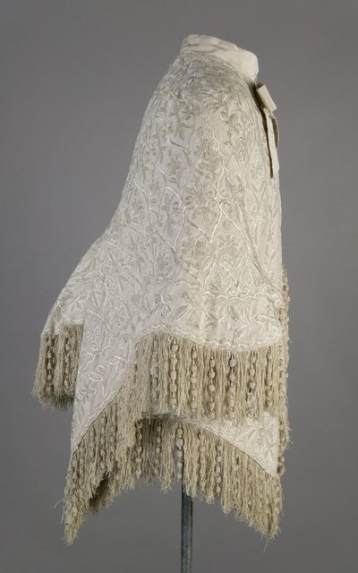 Bertha Palmers kappa, ca 1870 (vy från sidan), ribbad sidenmoiré, fransar och kristallpärlor av Unknown artist