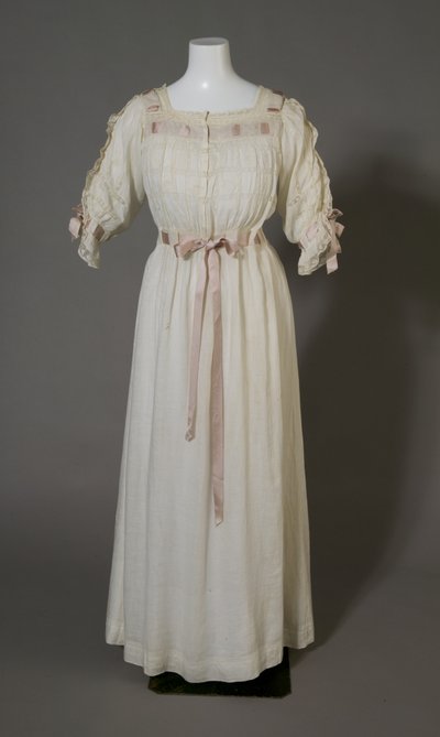 Bertha Palmers nattlinne, ca 1880 (framifrån), vit bomull, spetsar, broderier och sidenband. av Unknown artist