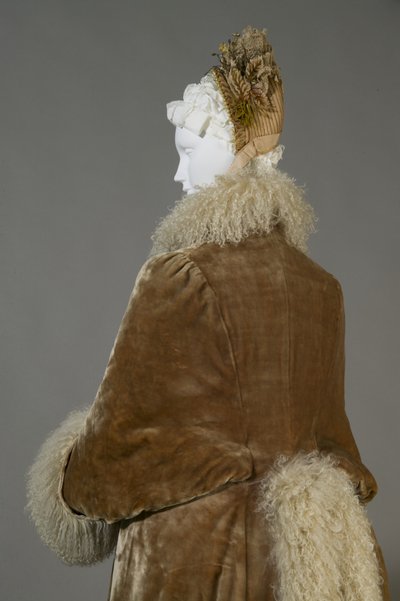 Bertha Palmers vinterkappa, ca 1885 (detalj på baksidan), siden sammet och lammull. av Unknown artist