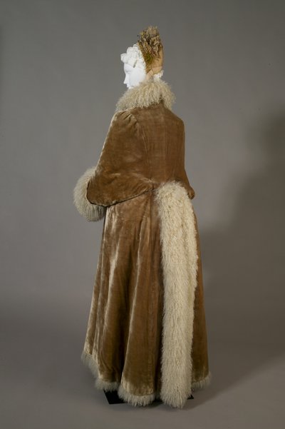 Bertha Palmers vinterkappa, ca 1885 (baksidan snett), siden sammet och lammull. av Unknown artist
