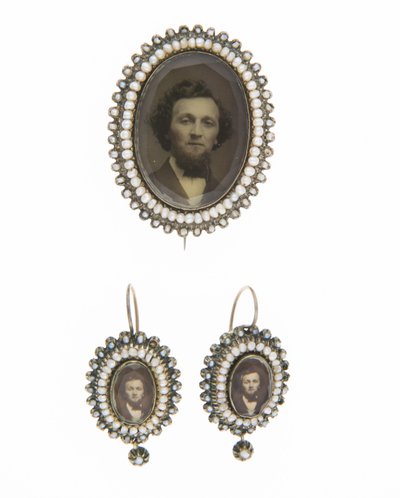 Brosch och matchande örhängen, ca 1880, fotografier, pärlor, guld, silver, Ingen etikett av Unknown artist