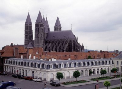Cathedrale de Tournai (Belgien), utsikt från utsidan. av Unknown artist