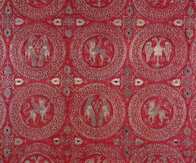 Detalj av kyrkligt dräkttyg i lila siden från Cypern som representerar fantastiska djur (religiös lila sidenvana från Cypern med fantastiska djur) Museo della Cattedrale Anagni från 1200-talet, Italien av Unknown artist