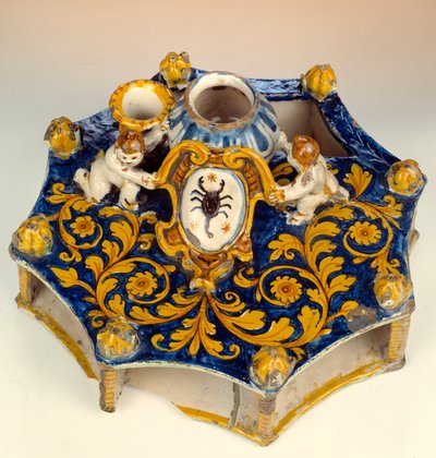 Åttadelad skrift gjord i majolic (maiolica) i mörkblå, gula och ljusgröna färger. 1560-1570 Enouen, National Renaissance Museum av Unknown artist