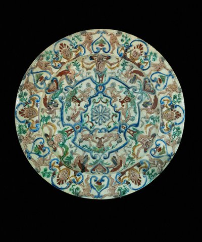 Fajanstallrik, dekorerad med groteska ornament ... av Unknown artist