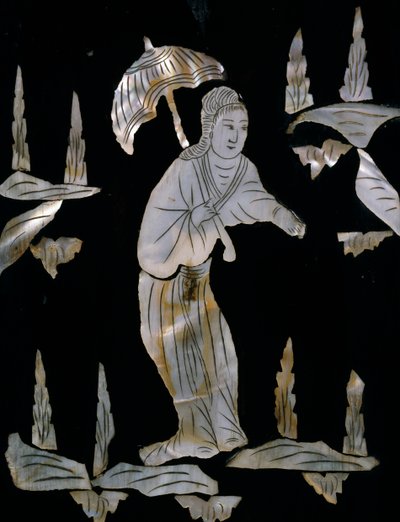 Kvinnofigur med paraply, detalj från pärlemor infällt skåp med chinoiserie dekoration av Unknown artist