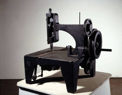 Första modellen av Singer symaskin. mitten av 1800-talet. av Unknown artist