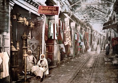 Le souk el Truck i Tunis: butik med skylt på franska "" Bazaar arabic Barbouchi brothers"". Photochrom v. 1900. av Unknown artist