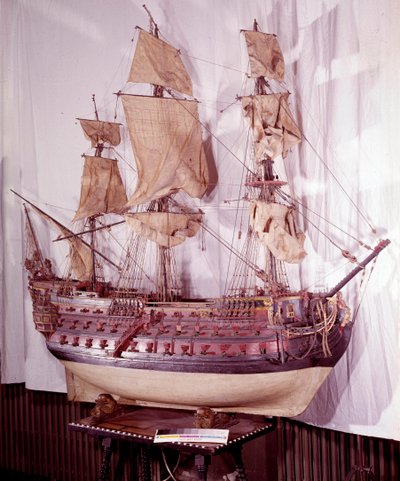 Militärflotta: miniatyrmodell av ett skepp med tre däck, vapen med 92 kanoner. 1600-talet. Madrid, Armee-museet av Unknown artist