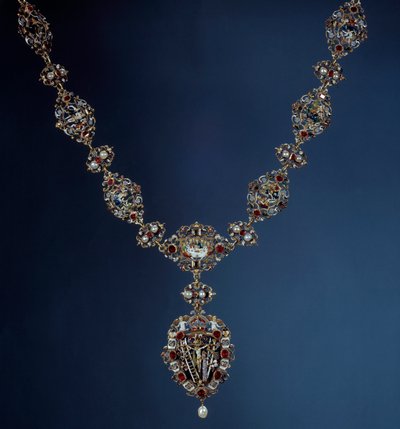 Halsband av kejsaren av det heliga riket, kungen av Böhmen och kungen av Ungern Rodolf II (1552-1612) i emalj, guld och fin sten med hängsmycke föreställande scener av passionen. 1500-talet. Paris, Louvren av Unknown artist