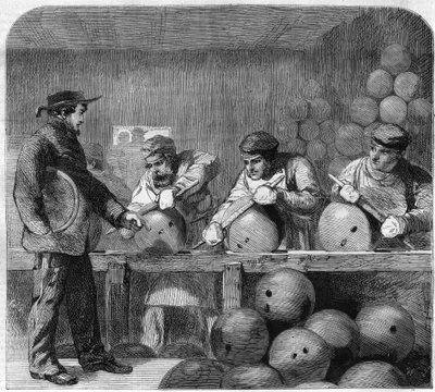 Poleringsverkstad för bombgjuteriet i Woolwich Arsenal, förorter till London, England. Gravyr i "" The Illustrious Universe"" av Unknown artist