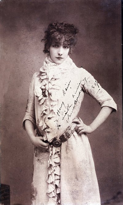 Porträtt av Henriette Rosine Bernard dit Sarah Bernhardt (1844-1923), autograferad fotografi av Unknown artist