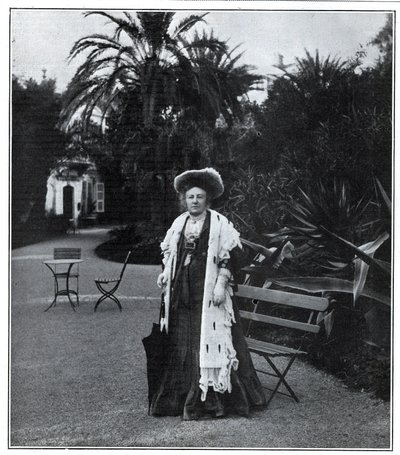 Porträtt av Madame Juliette Adam (född Lambert) (1836-1936), fransk författare, polemist och feminist i Nice 1905. av Unknown artist