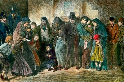 Fattigdom i London vid dörren till ett härbärge Fattiga och hungriga familjer ställer upp framför ett hem. Gravyr från 1869. Privat samling av Unknown artist