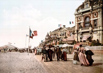 Promenade - Stort vardagsrum - Trouville. Fotokrom c. 1890. av Unknown artist