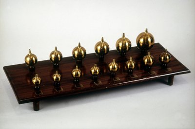Resonator av Hermann Ludwig Ferdinand von Helmholtz (1821-1894), tysk fysiker och fysiolog. Detta instrument används för att studera mekanismerna för att höra, analysera och syntetisera ljud. av Unknown artist