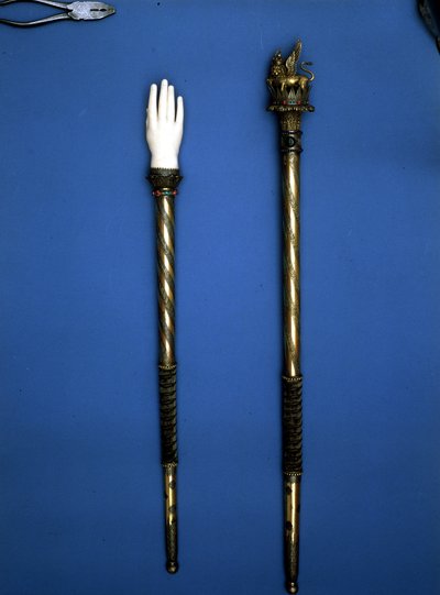 Sceptrar som används (rättvisans hand) för kröningen av Napoleon, kung av Italien av Unknown artist