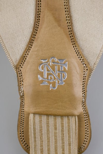 Hängslen, c.1880 (detaljvy), Broderad vit satin, läder, silver, Maker okänd av Unknown artist