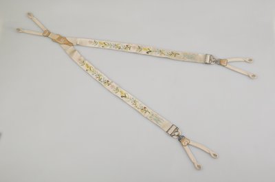 Hängslen, ca 1880, broderad vit satin, läder, silver, okänd tillverkare av Unknown artist