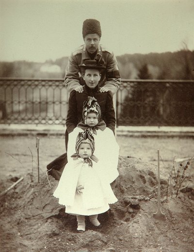 Presenterar familjen till hertig Fyodor Uvrov på lantgården. Albumen foto av Unknown artist