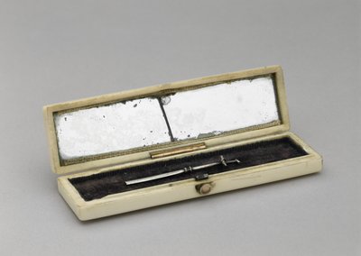 Tandpetarfodral, ca. 1840-1880 (elfenben, silver, spegelglas, sammet) av Unknown artist