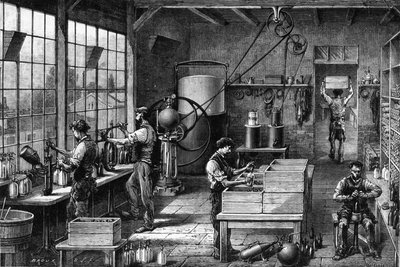 Vy över insidan av en Seltz-vattenanläggning (kolsyrat vatten): den är beredd tack vare ett starkt tryck inuti en flaska som heter Siphon. Olika stadier, tillverkning och tappning. Gravyr av Unknown artist
