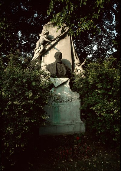 Utsikt över den österrikiske kompositören och dirigenten Franz von Suppes (1819-1895) grav på centralkyrkogården i Wien (Zentralfriedhof), Österrike av Unknown artist