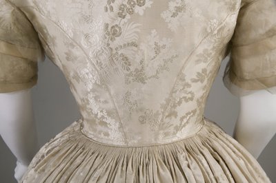 Bröllopsklänning (detalj baksidan av midjan) av Unknown artist