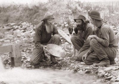 3 män som filtrerar jorden för att få guld: Guldsökare i södra Dakota, Rockerville. Fotografi 1889. av Unknown artist