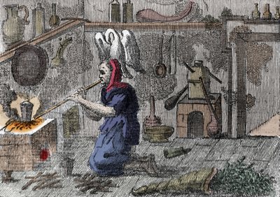En häxa i sitt laboratorium förbereder en trolldryck, precis ett horn fyllt med magiska örter. Gravyr av 1500-talet av Unknown artist