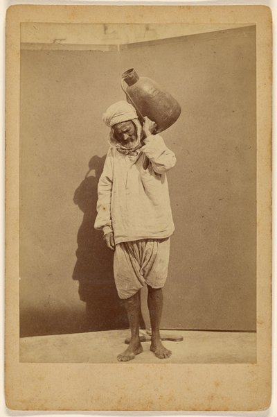 [Arabisk man bär en kanna] av Unknown artist