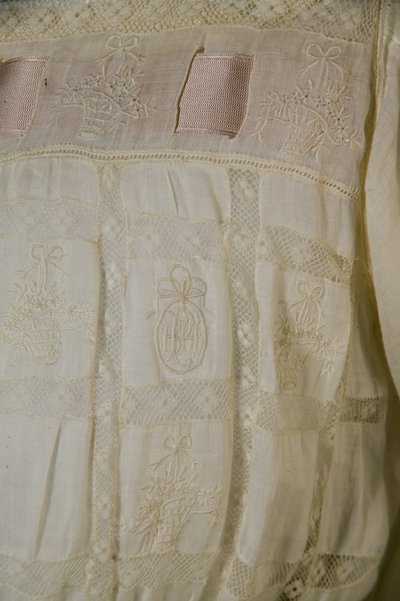 Bertha Palmers nattlinne, ca 1880 (detaljvy), vit bomull, spetsar, broderier och sidenband. av Unknown artist