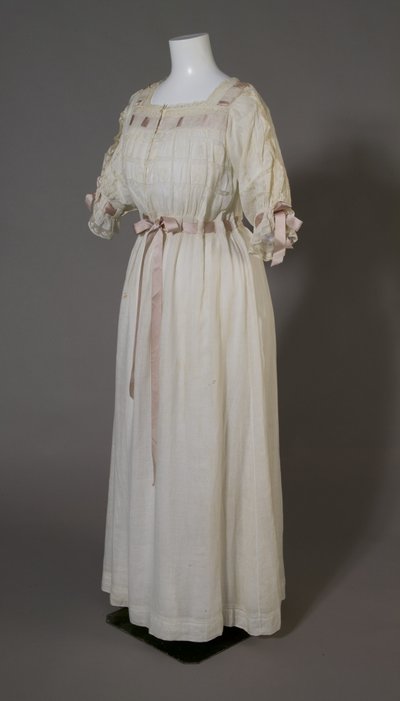 Bertha Palmers nattlinne, ca 1880 (snett framifrån), vit bomull, spetsar, broderier och sidenband. av Unknown artist