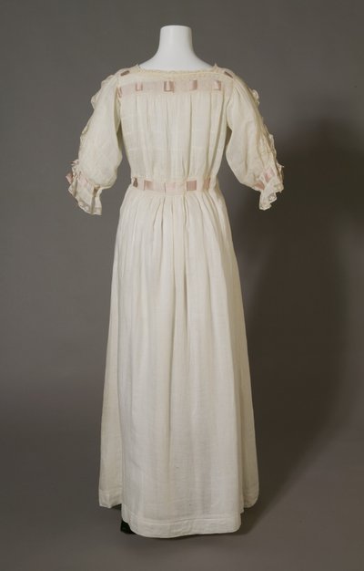Bertha Palmers nattlinne, ca 1880, vit bomull, spetsar, broderier och sidenband. av Unknown artist