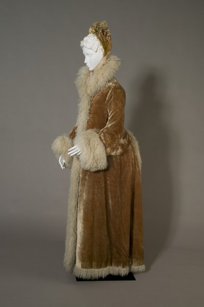 Bertha Palmers vinterkappa, ca 1885 (vy från sidan), siden sammet och lammull. av Unknown artist