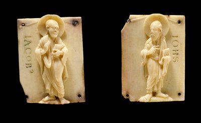 Snidade plattor i elfenben som föreställer apotrerna Saint John och Saint James. 1100-talet. Musee Vivenel Compiegne av Unknown artist