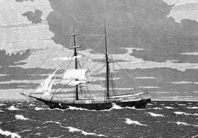 December 1872 hittades Mary Celeste övergiven mitt i Atlanten, utanför Azorerna. Kaptenen, hans fru och deras tvååriga dotter samt de åtta besättningsmedlemmarna försvann. Gravyr 1800-talet. av Unknown artist