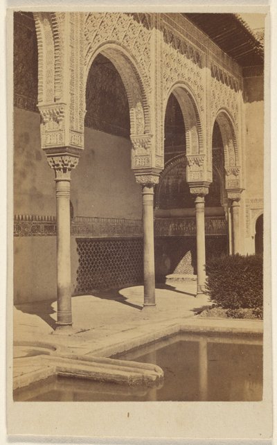 [Detalj av pelare, med en del av den reflekterande poolen synlig, Alhambra] av Unknown artist